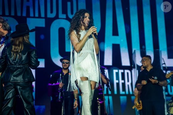 Paula Fernandes aposta em vestido branco com franjas, cristais e recortes para show na Festa do Peão de Barretos
