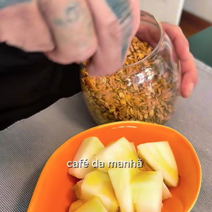 Henrique Fogaça também incorpora o café da manhã com melão cortado em cubinhos com mel e granola