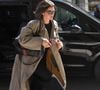 Segundo o perfil BMarquezineCloset, dedicado a identificar as peças usadas por Bruna Marquezine, o trench coat de nylon fosco lavado da Gucci usado pela atriz é avaliado em R$ 21.600