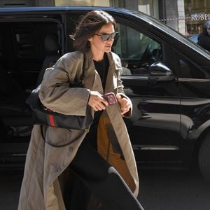 Segundo o perfil BMarquezineCloset, dedicado a identificar as peças usadas por Bruna Marquezine, o trench coat de nylon fosco lavado da Gucci usado pela atriz é avaliado em R$ 21.600