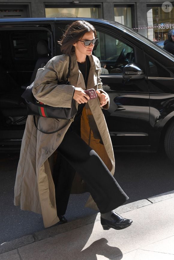 Segundo o perfil BMarquezineCloset, dedicado a identificar as peças usadas por Bruna Marquezine, o trench coat de nylon fosco lavado da Gucci usado pela atriz é avaliado em R$ 21.600