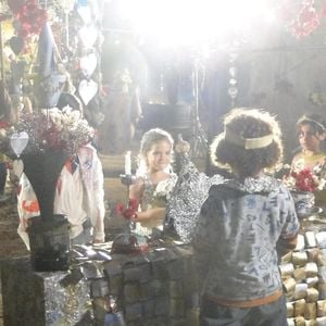 Em "Avenida Brasil", o casamento de Jorginho (Cauã Reymond) e Nina (Débora Falabella) repete um momento da infância dos personagens, quando eles se casam no lixão, fase protagonizada por Bernardo Simões e Mel Maia