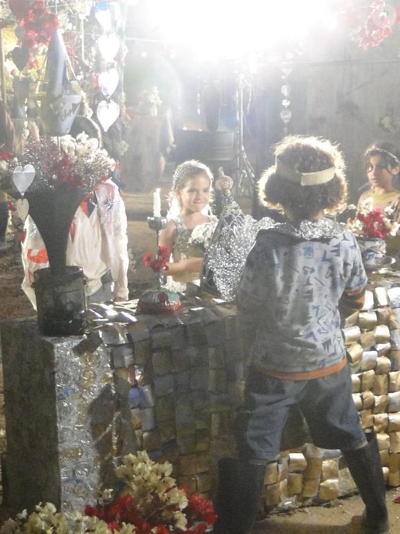 Em "Avenida Brasil", o casamento de Jorginho (Cauã Reymond) e Nina (Débora Falabella) repete um momento da infância dos personagens, quando eles se casam no lixão, fase protagonizada por Bernardo Simões e Mel Maia