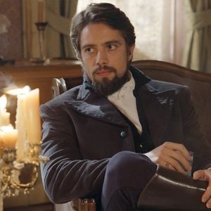 Felipe (Rafael Cardoso) esconde dor ao lembrar de Berenice (Elisa Brites), na novela 'Além do Tempo'