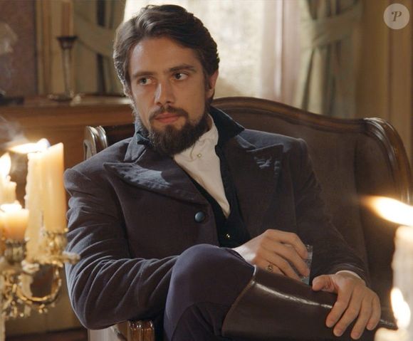 Felipe (Rafael Cardoso) esconde dor ao lembrar de Berenice (Elisa Brites), na novela 'Além do Tempo'