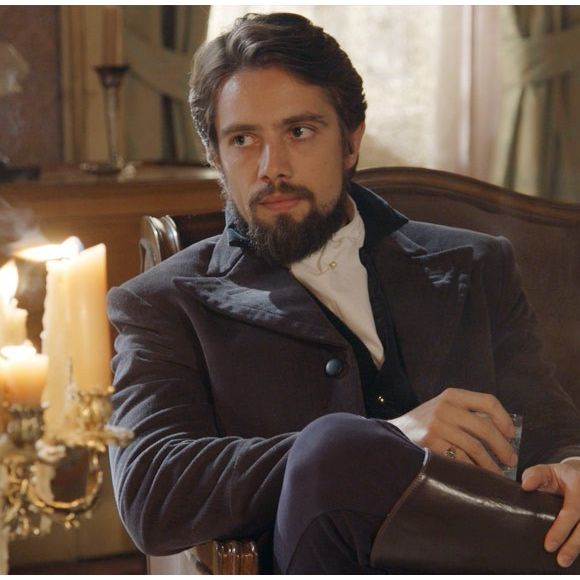 Felipe (Rafael Cardoso) esconde dor ao lembrar de Berenice (Elisa Brites), na novela 'Além do Tempo'