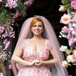 Vestido de noiva de Aldeíde (Karine Teles) era todo cor de rosa e inspirado nos clássicos contos de fada