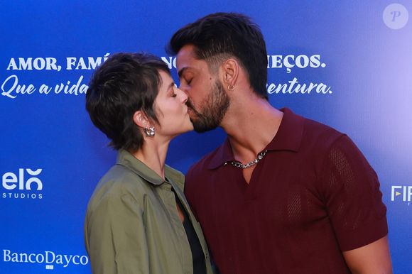 Agatha Moreira e Rodrigo Simas: namorados, trocaram carinho em lançamento de filme do ator