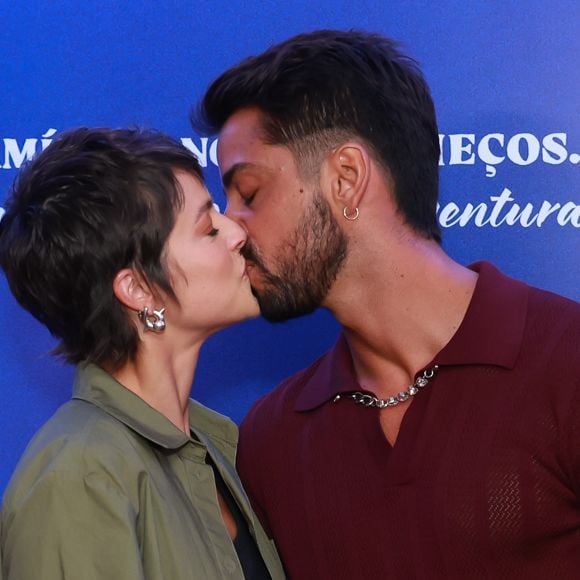 Agatha Moreira e Rodrigo Simas: namorados, trocaram carinho em lançamento de filme do ator