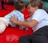 Estudos da psicologia apontam benefícios quando criança ajuda a cuidar do irmão mais novo - na foto ilustrativa, os filhos de Neymar