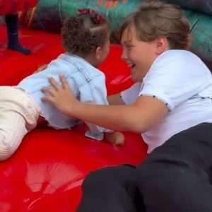 Estudos da psicologia apontam benefícios quando criança ajuda a cuidar do irmão mais novo - na foto ilustrativa, os filhos de Neymar