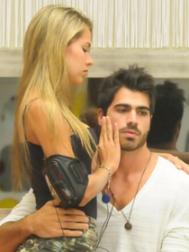 Hoje cristão, ex-BBB Rodrigão, da 11ª edição, é DETONADO por conselho em que critica 'fã de BBB': 'Alguém avisa'