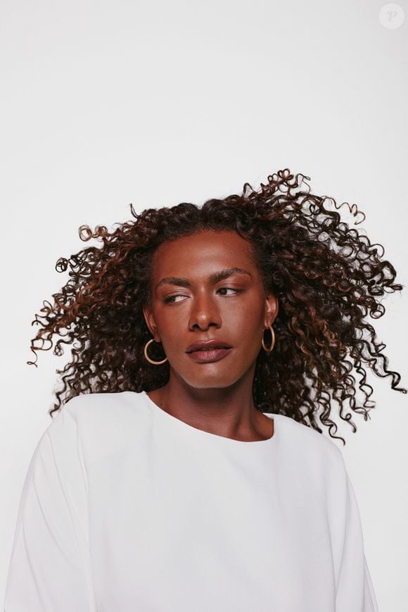 Liniker escolheu o tom Excellence Nudes 6U Loiro Escuro Universal para renovar os cabelos e celebrar uma nova etapa profissional