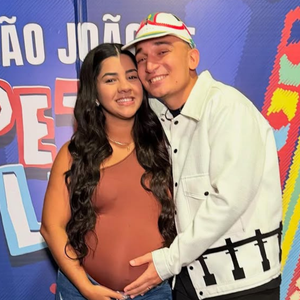 João Gomes abandona show após esposa entrar em trabalho de parto e é detonado por prefeita de Nova Cruzeiro (MG): 'Não tem responsabilidade'