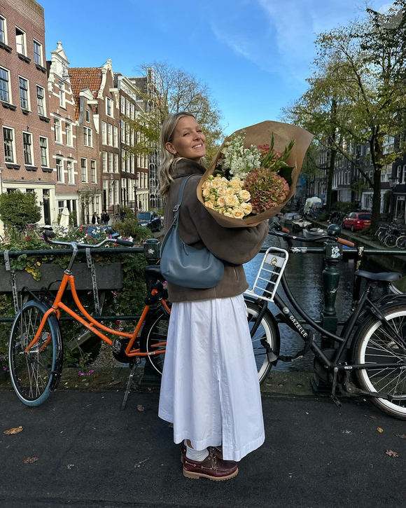 As mulheres mais estilosas os usam com meias brancas e saias longas, criando looks de transição simplesmente de tirar o fôlego