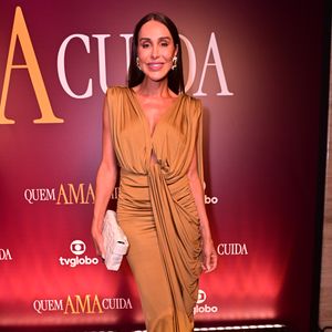 Carol Marra: a atriz personificou a elegância em um vestido drapeado na cor mostarda, com um decote profundo e fenda frontal que valorizavam a fluidez do tecido. O design assimétrico, que se estendia em uma espécie de capa lateral, foi complementado por sandálias douradas de tiras finas e uma clutch branca estruturada