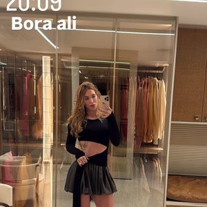 Além de eficaz, o movimento é acessível e pode ser realizado com ou sem carga, o que o torna uma excelente opção tanto para iniciantes quanto para praticantes mais avançados