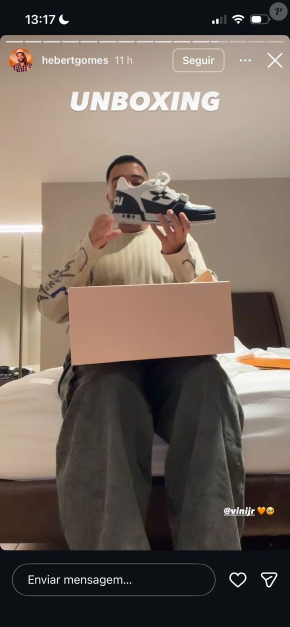 Na madrugada desta quinta-feira (25), Hebert Gomes exibiu o presente que ganhou de Vini Jr.