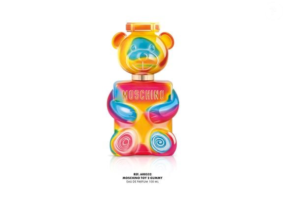 Criado pelo perfumista Jordi Fernández, o Toy 2 Gummy, da Moschino Beauty, combina uma saída cítrica e frutada com nuances gourmand que remetem a aromas doces e cremosos. A fragrância também apresenta toques amadeirados e especiados, enquanto baunilha, mirra, benjoim e almíscar aparecem na base. O frasco em formato de ursinho ganha tons de rosa, vermelho e amarelo, inspirados nas cores dos doces