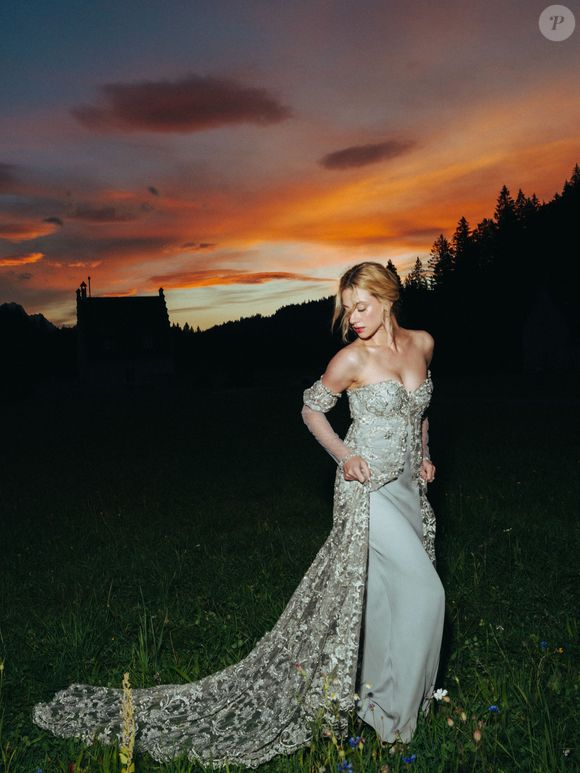 A estética de Para Sempre Cinderela apareceu na divulgação de A Hipótese do Amor com um vestido da Rodarte usado por Lili Reinhart