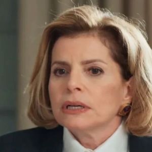 Nos próximos capítulos de 'Vale Tudo', Odete Roitman (Debora Bloch) estará verdadeiramente em fúria com a caixa recebida, cheia de recortes de registros do filho Leonardo. Assim, decide jogá-la fora em uma lixeira, e coloca fogo.