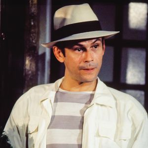 ‘Roque Santeiro' gira sua história ao redor de Roque, um ex-fazedor de santos que supostamente morreu defendendo sua cidade de invasão de bandidos