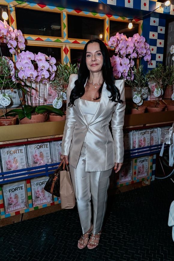 Júlia Pereira foi uma das convidadas da festa de aniversário de 50 anos de Karina Bacchi