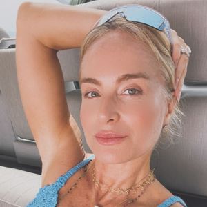 Angélica impressiona com produções elegantes e descomplicadas em Ibiza
