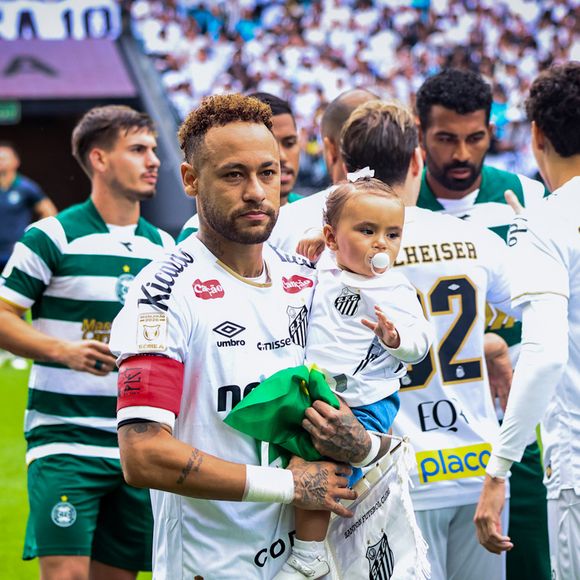 Neymar entrou em campo com Mel no colo e Mavie ao lado de Bruna Biancardi antes de jogo turbulento do Santos no Campeonato Brasileiro - polêmica envolveu substituição do atacante em falha grotesca da arbitragem