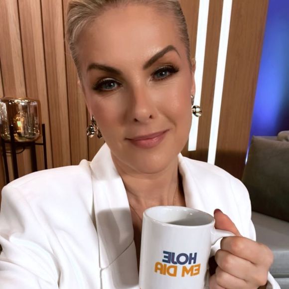 Por meio dos stories no Instagram, Ana Hickmann comentou sobre o estado de saúde do apresentador: 'Edu está bem e forte. Eu voltei ao trabalho, e mais tarde estarei com ele. Obrigada por todas as orações'