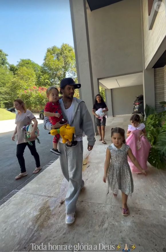 Depois de encontrar Virgínia, Zé Felipe levou os filhos para sua nova mansão
