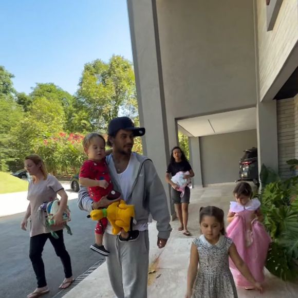 Depois de encontrar Virgínia, Zé Felipe levou os filhos para sua nova mansão