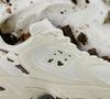 O icônico logo "N" na lateral ajuda a identificar os New Balance 530 na cor 'sorvete de flocos' e acrescenta personalidade ao calçado, que reúne elementos esportivos e acabamento diferenciado em uma proposta versátil para o dia a dia