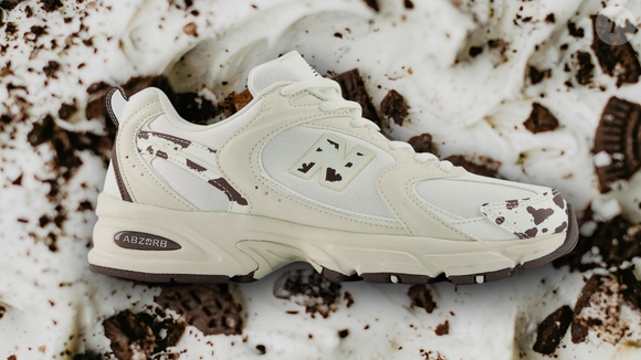O icônico logo "N" na lateral ajuda a identificar os New Balance 530 na cor 'sorvete de flocos' e acrescenta personalidade ao calçado, que reúne elementos esportivos e acabamento diferenciado em uma proposta versátil para o dia a dia