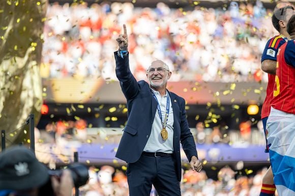 Musculação faz parte da rotina de Luis de la Fuente, que exibe músculos definidos aos 65 anos