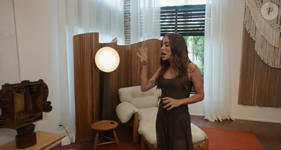 Anitta exalta objetos de decoração em sua mansão