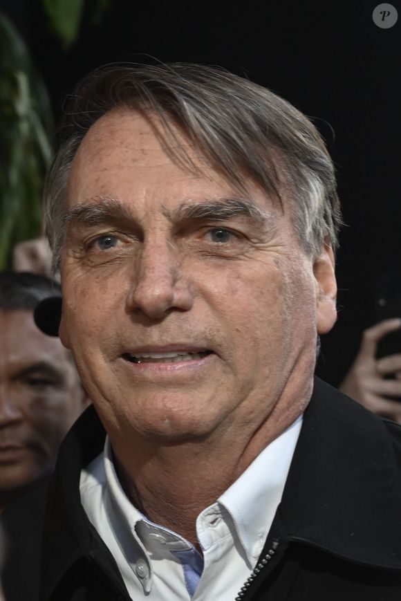 Jair Bolsonaro segue na UTI, em observação