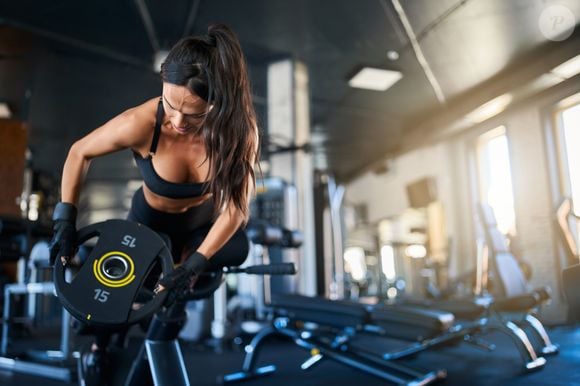 Em outras palavras, não há evidências de que controlar meticulosamente a velocidade da repetição e executá-la deliberadamente de forma lenta produza mais músculos do que uma repetição normal ou mesmo rápida.