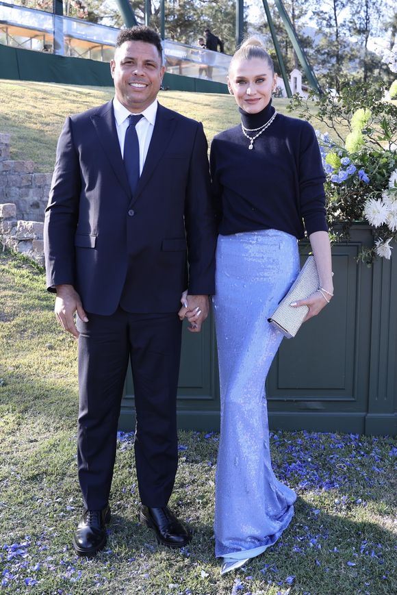 Casamento de Giovanna Lancellotti e Gabriel David: esposa de Ronaldo Fenômeno, Celina Locks combinou uma camisa preta com uma saia comprida