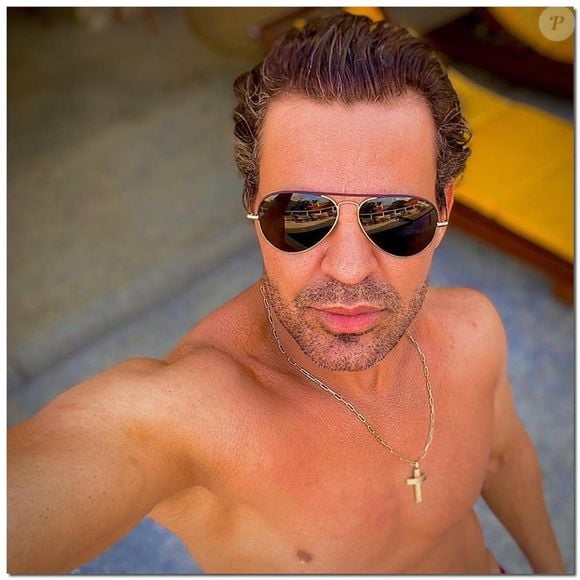 Com o rosto harmonizado e lábios mais definidos, Eduardo Costa dividiu opiniões na web