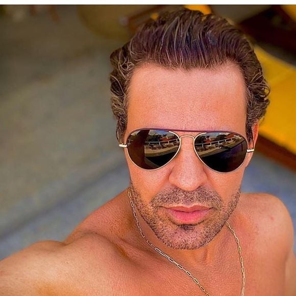 Com o rosto harmonizado e lábios mais definidos, Eduardo Costa dividiu opiniões na web