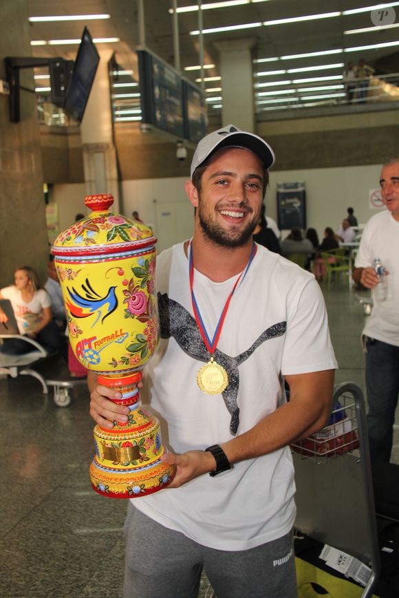 Até mesmo em ações simples, como um flagra no aeroporto, Rafael Cardoso roubava os holofotes