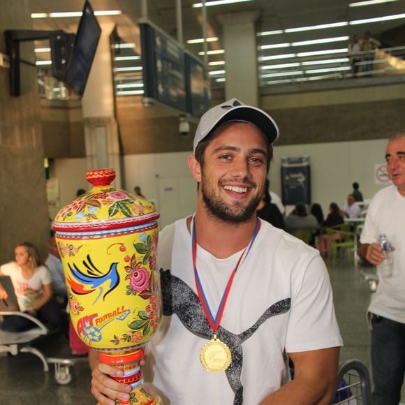 Até mesmo em ações simples, como um flagra no aeroporto, Rafael Cardoso roubava os holofotes