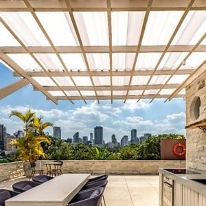 Rooftop tem área gourmet e uma vista belíssima para a cidade de São Paulo