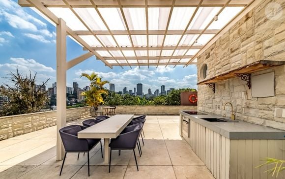 Rooftop tem área gourmet e uma vista belíssima para a cidade de São Paulo