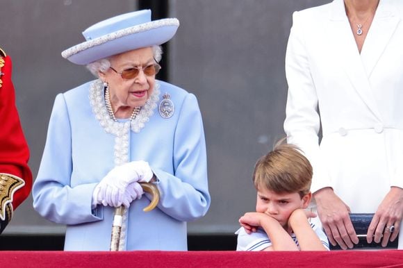 De acordo com a Marie Claire, a frase 'Bem, então não vou convidar você de novo' permanece como uma das respostas mais hilárias e memoráveis atribuídas à Rainha Elizabeth II