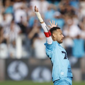 Propostas internacionais esquentam os bastidores, mas desejo da família é continuar no Santos