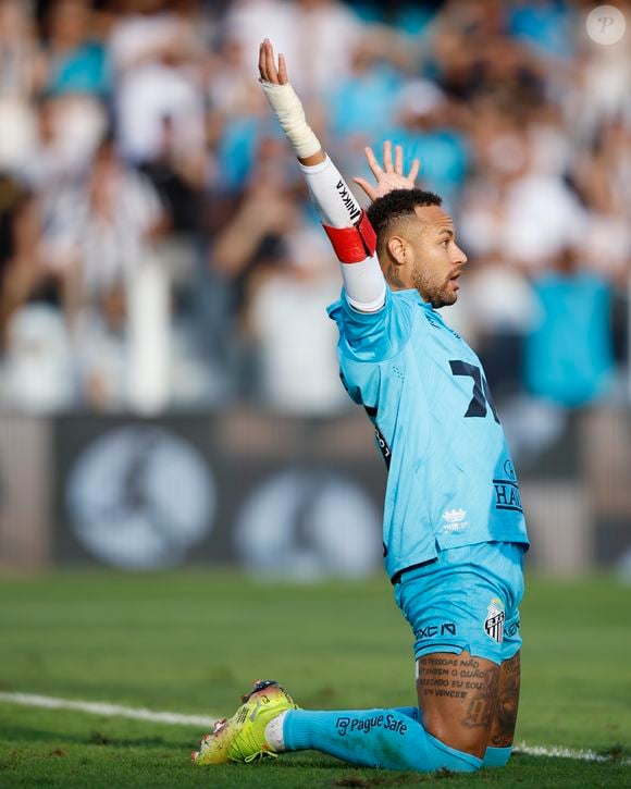 Propostas internacionais esquentam os bastidores, mas desejo da família é continuar no Santos