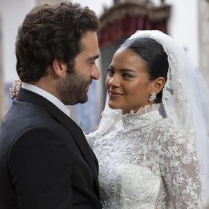 Afonso (Humberto Carrão) começa a desconfiar de Maria de Fátima (Bella Campos) após casamento em 'Vale Tudo'