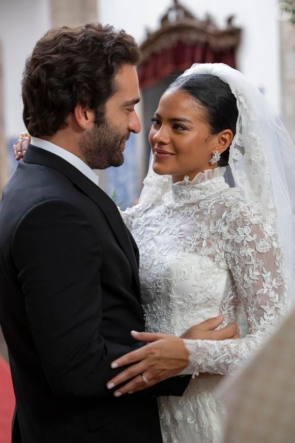 Afonso (Humberto Carrão) começa a desconfiar de Maria de Fátima (Bella Campos) após casamento em 'Vale Tudo'